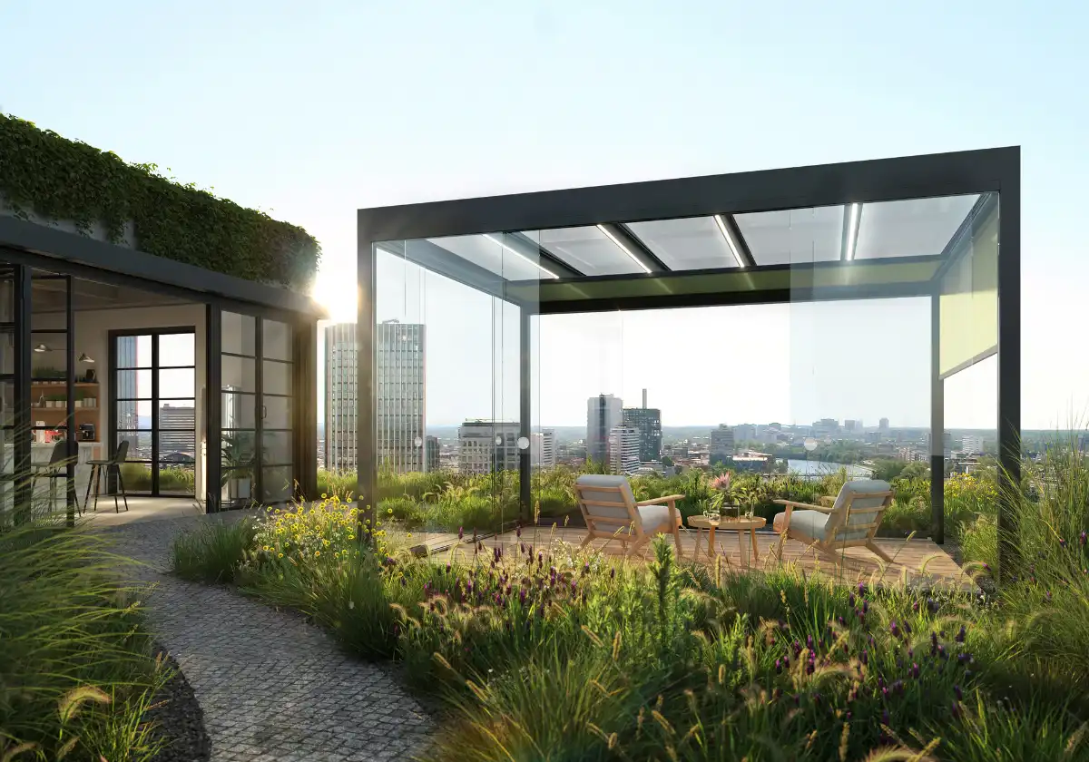 freistehendes Lamellendach mit einer Glasfassade Moderne Dachterrasse mit Glasüberdachung und grüner Umgebung in der Stadt