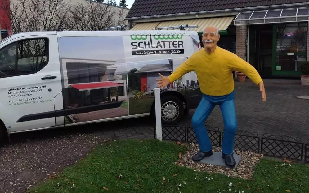 Schlatter Sonnenschutz vor Ort mit Figur vor dem Eingang.