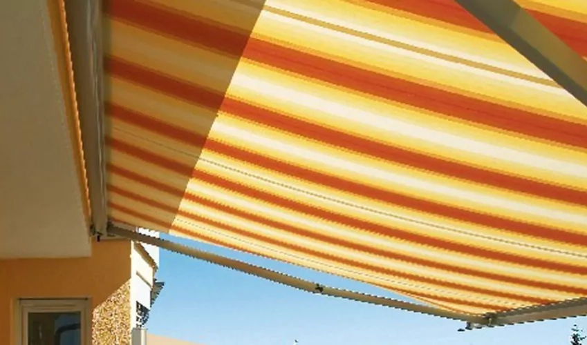 Markise mit neuem Tuch beziehen.