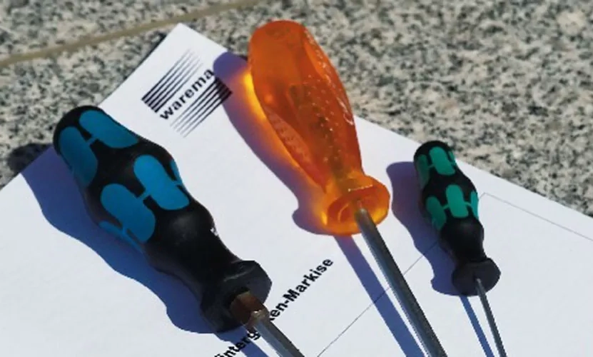 Reparturwerkzeuge auf Anleitung